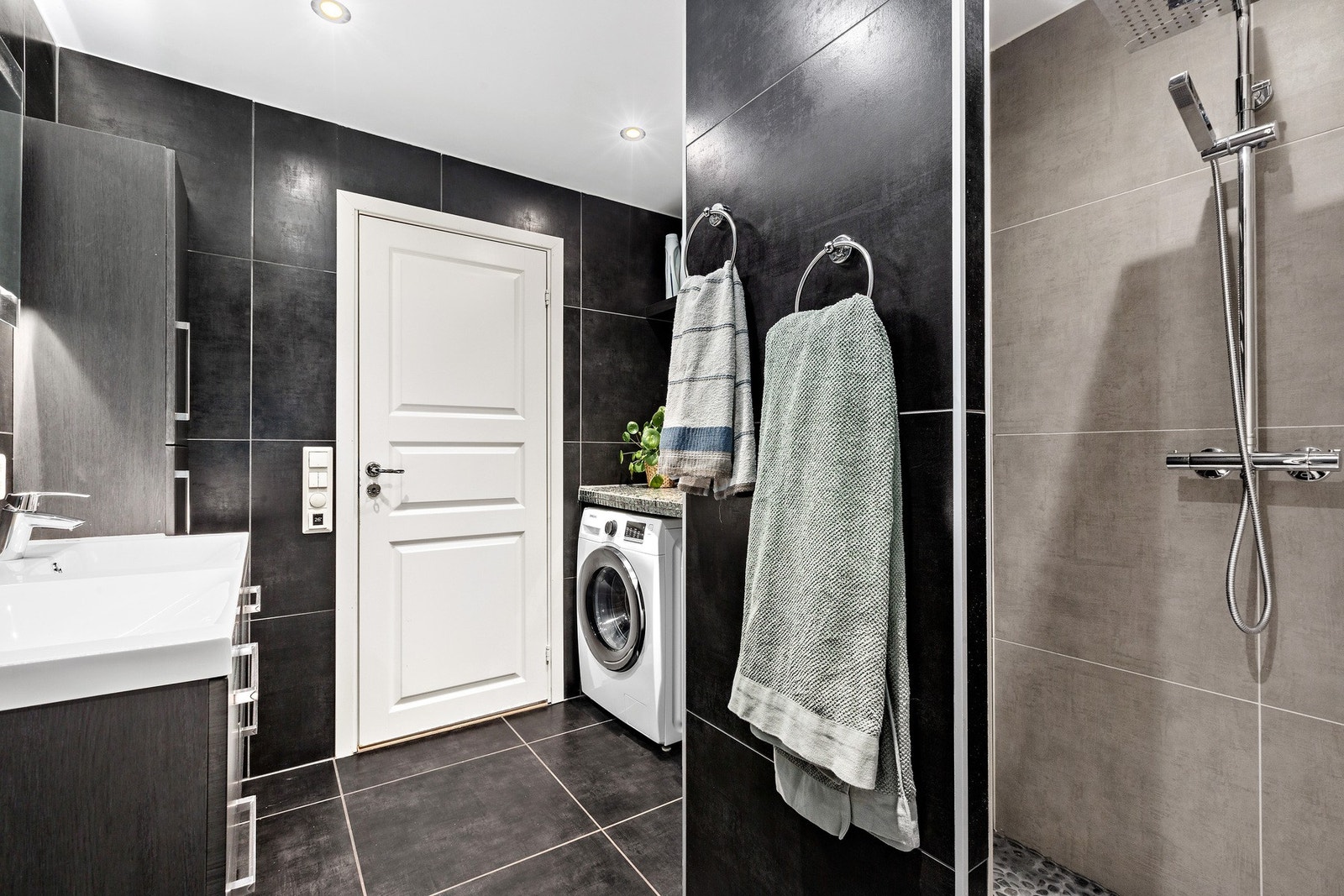 Badet har gulvvarme og flis på gulv og vegger samt downlights Galleribilde