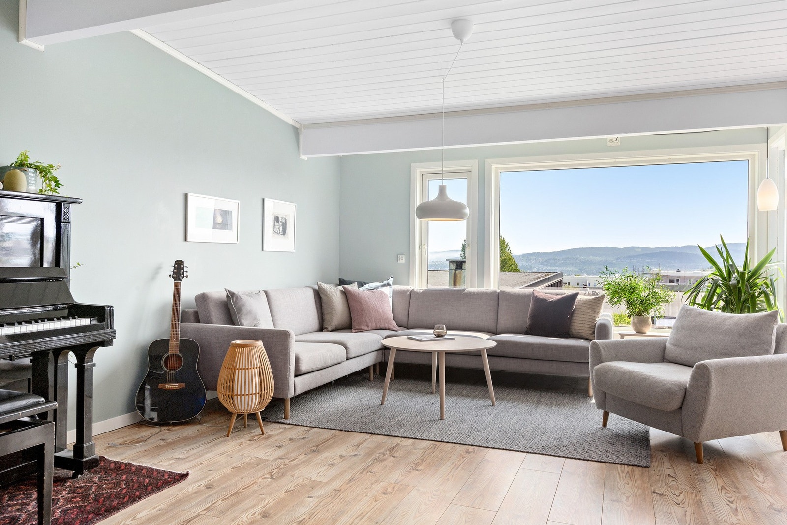 De store vinduene slipper inn mye lys og byr på flott utsikt Galleribilde