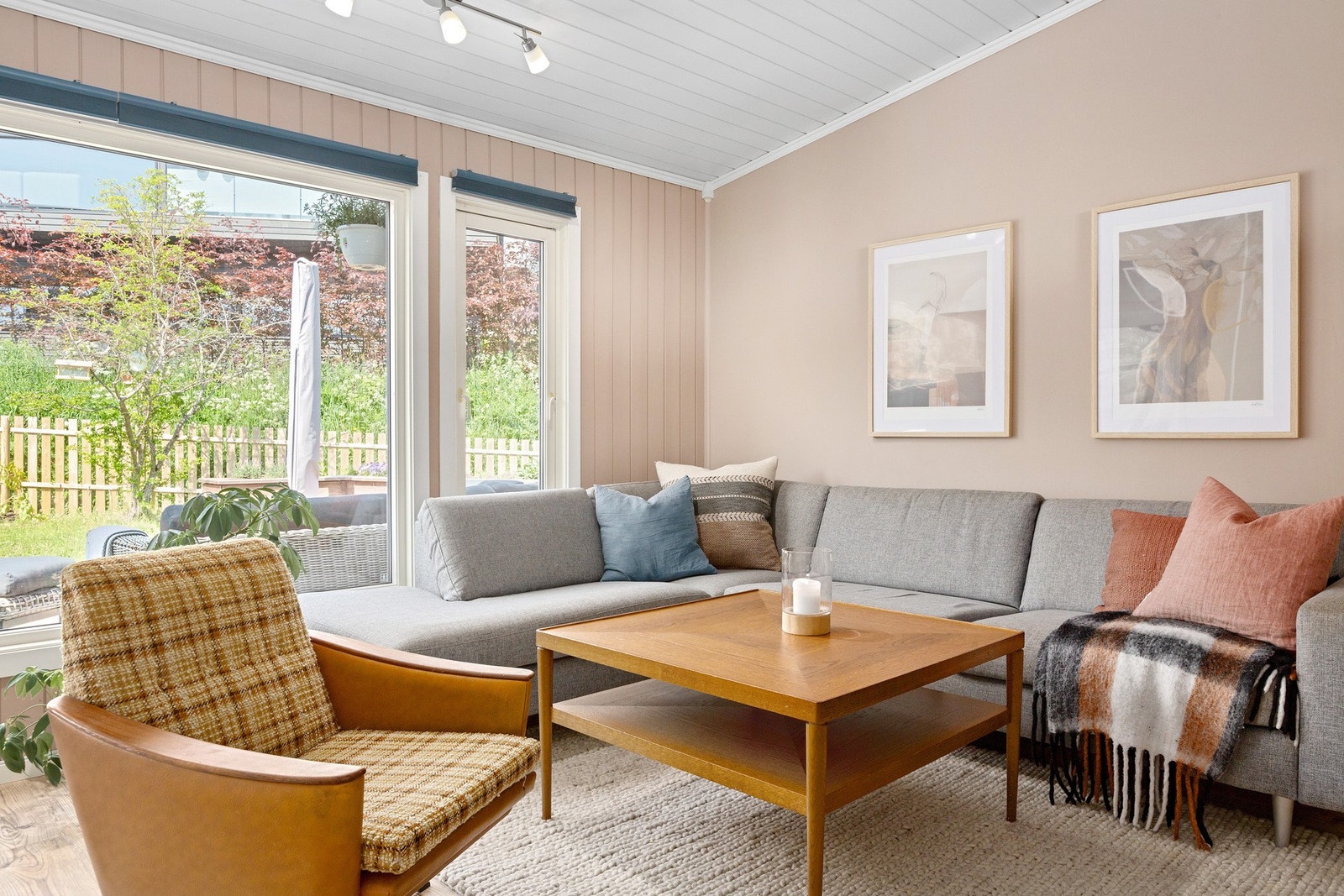 Fra tv stua er det utgang til en grønn og fin hage med stor terrasse Galleribilde