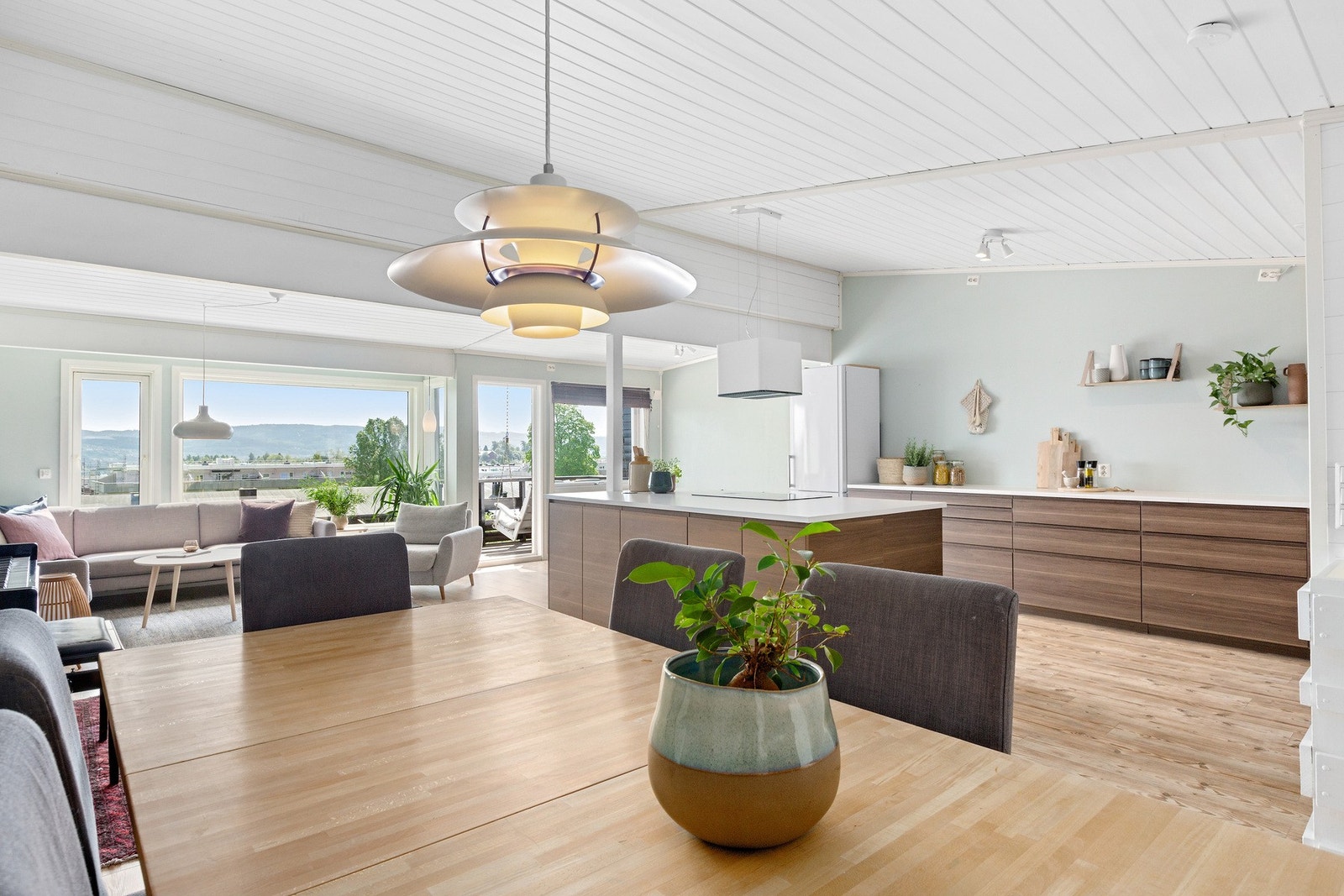 Meget pent kjøkken fra 2019 med elegant kjøkkenøy Galleribilde