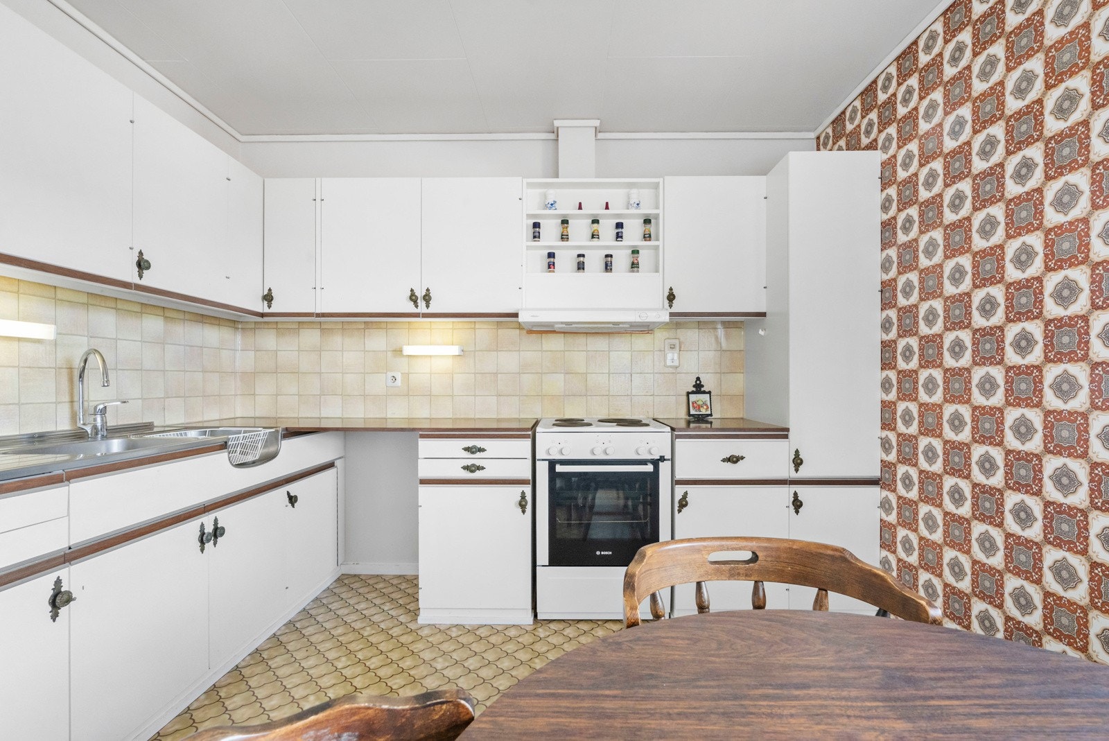 Kjøkken med innredning fra byggeår med opplegg for frittstående hvitevarer Galleribilde