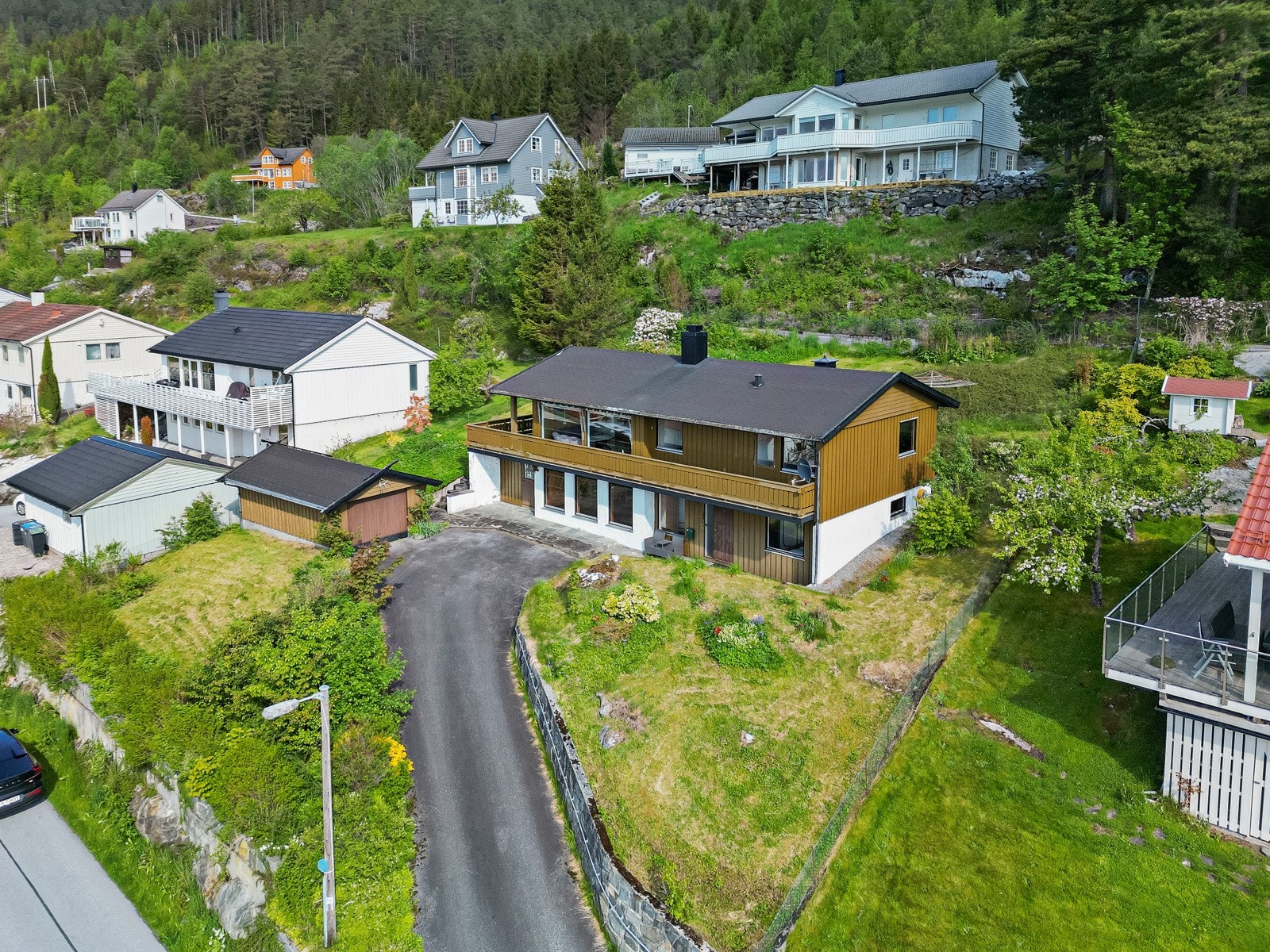 Eiendommen er utbygd med enebolig over to plan + frittstående garasje Galleribilde