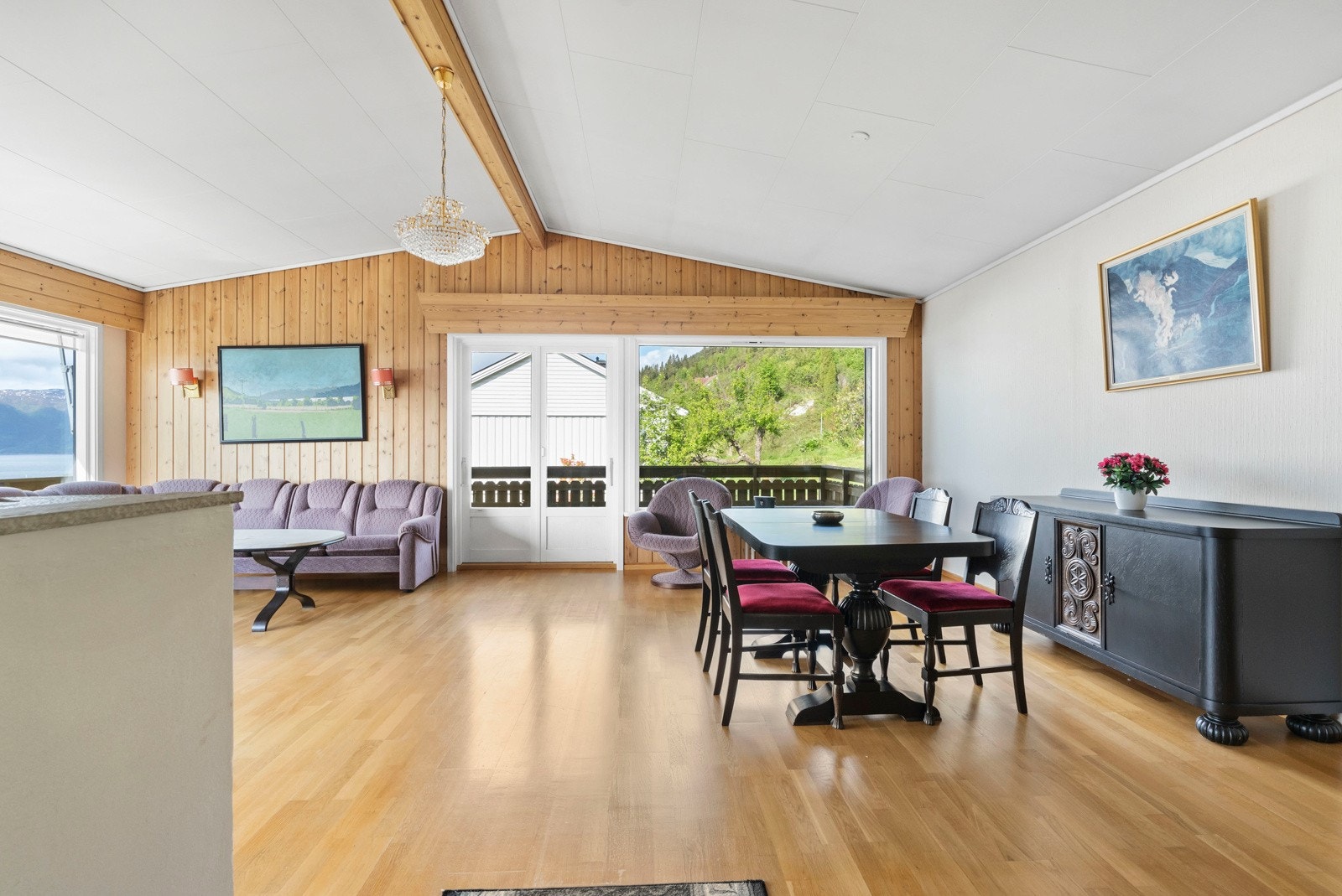 Stue på hovedplan med mønt himling og utgang til veranda mot vest Galleribilde