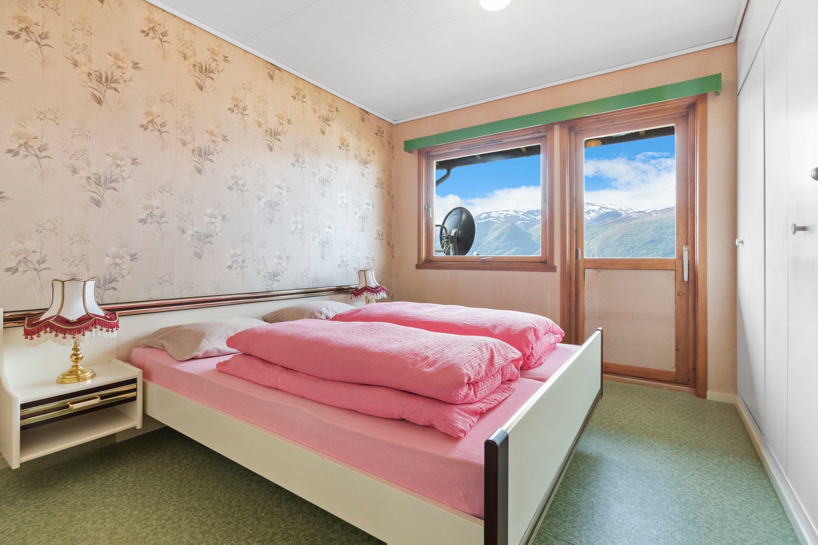 Hovedsoverom med utgang til veranda i fasade mot sør Galleribilde