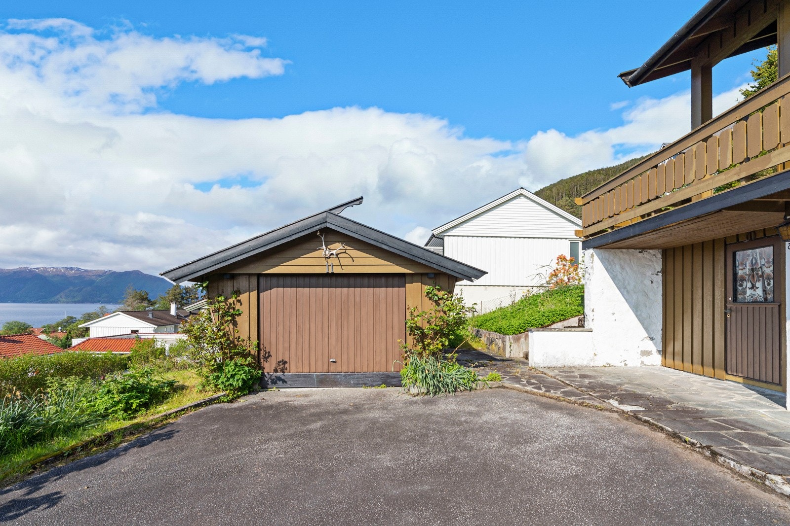 På tunet er det oppført en frittstående enkel garasje Galleribilde