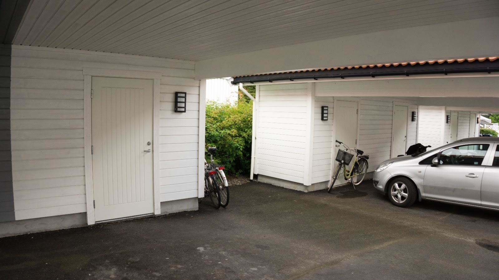 Tilhørende carport og utvendig bod Galleribilde