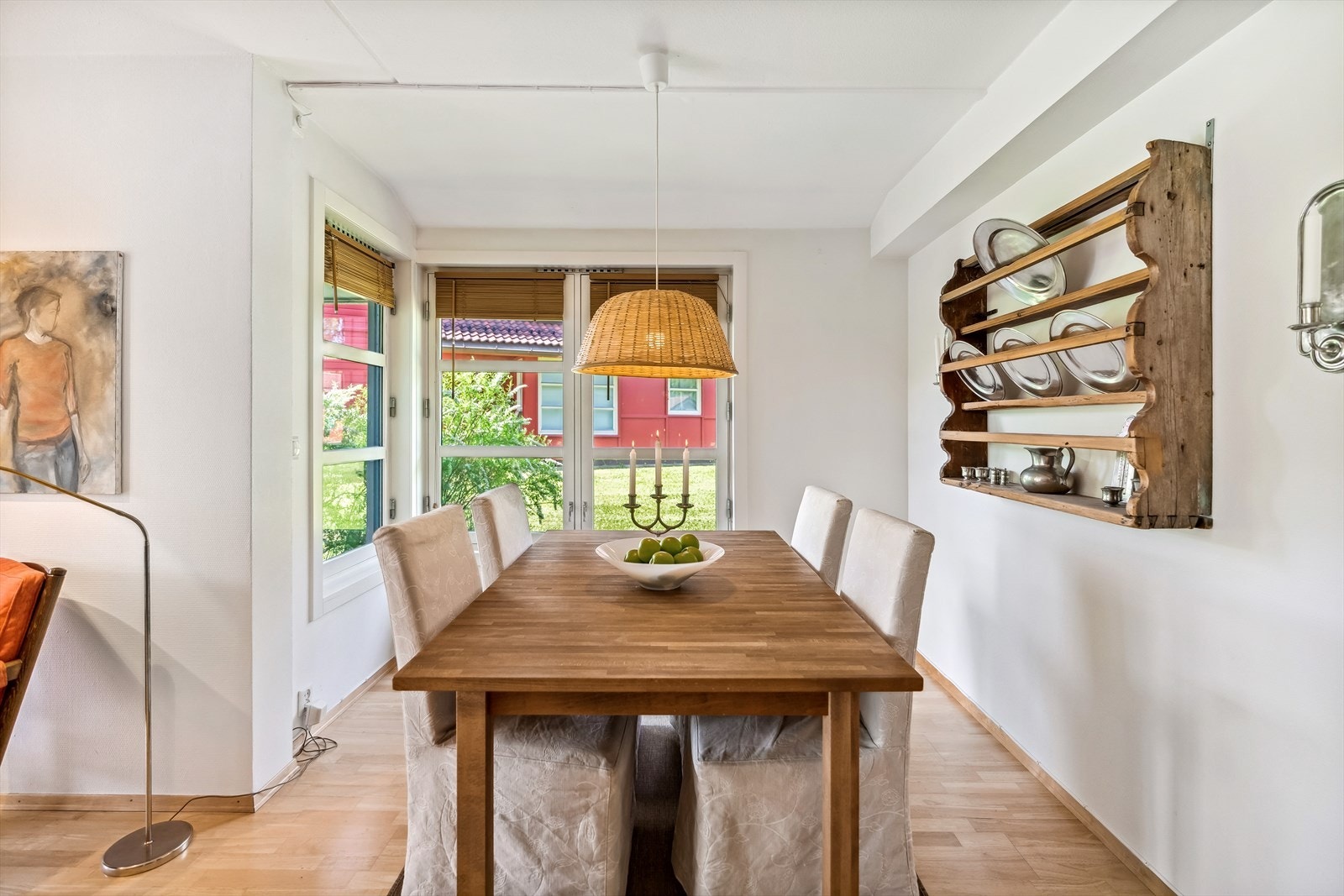 Spisestue med plass til langbord hvor venner og familie kan samles. Galleribilde