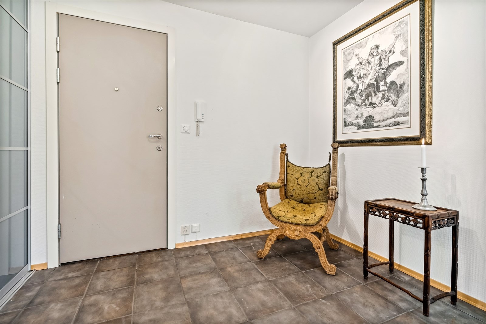 Hyggelig og romslig entré ønsker velkommen inn. Her er det rikelig med plass til å henge fra seg yttertøy og sko i stor skyvedørsgarderobe. Galleribilde