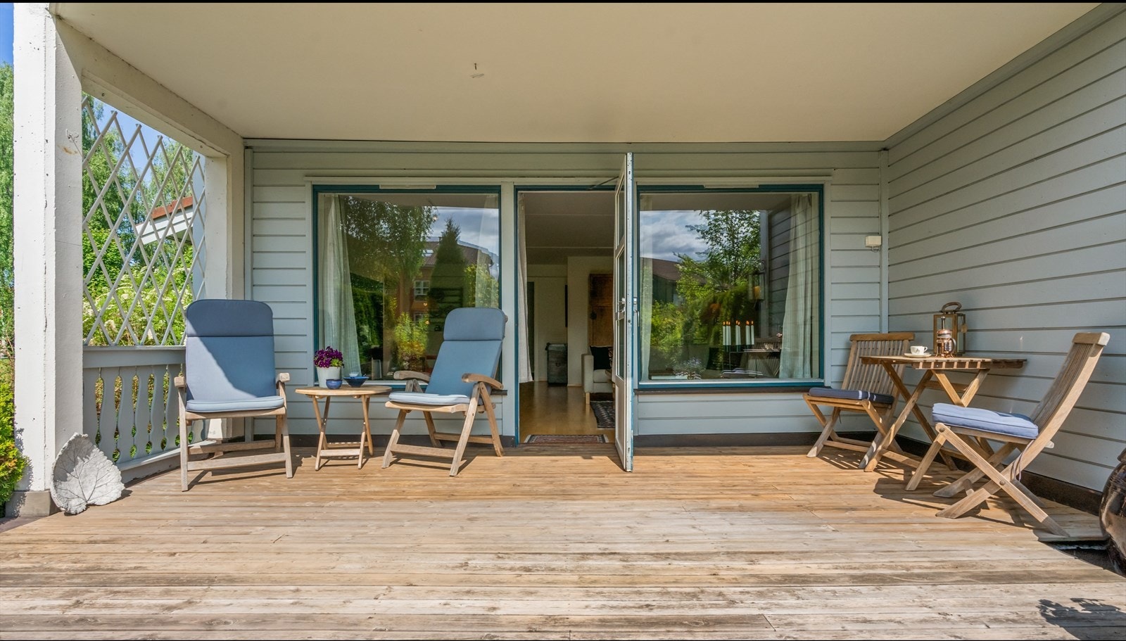 Her er det bare å nyte solrike dager. Terrassen fungerer som forlengelse av stuen på sommerhalvåret. Galleribilde
