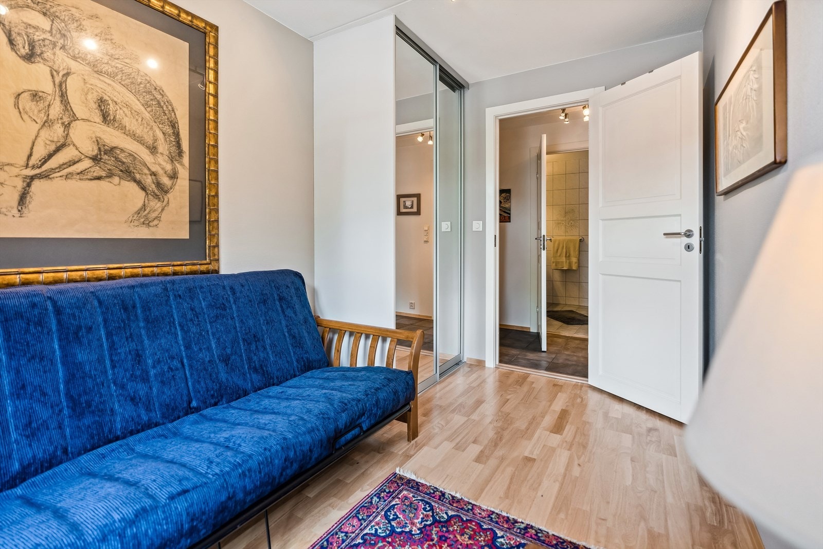 Soverom 2 med skyvedørsgarderobe. Galleribilde