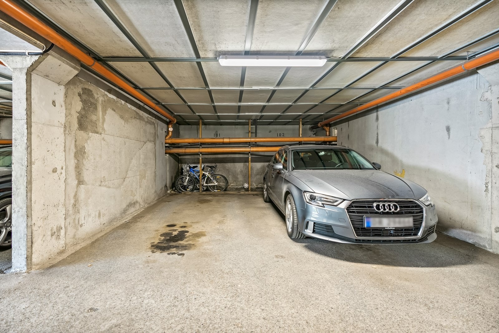 Garasjeplass for en bil i lukket og oppvarmet anlegg under bygget. Med plass til å oppbevare dekk m.m. Galleribilde