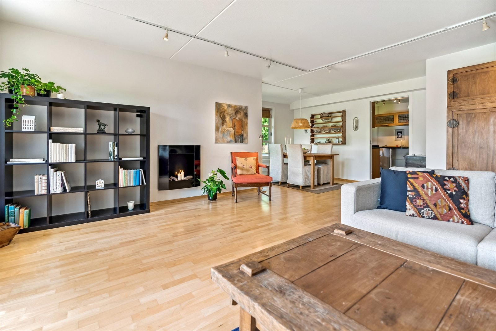 Stuen er stor og lys med god plass til flere sosiale soner. Galleribilde