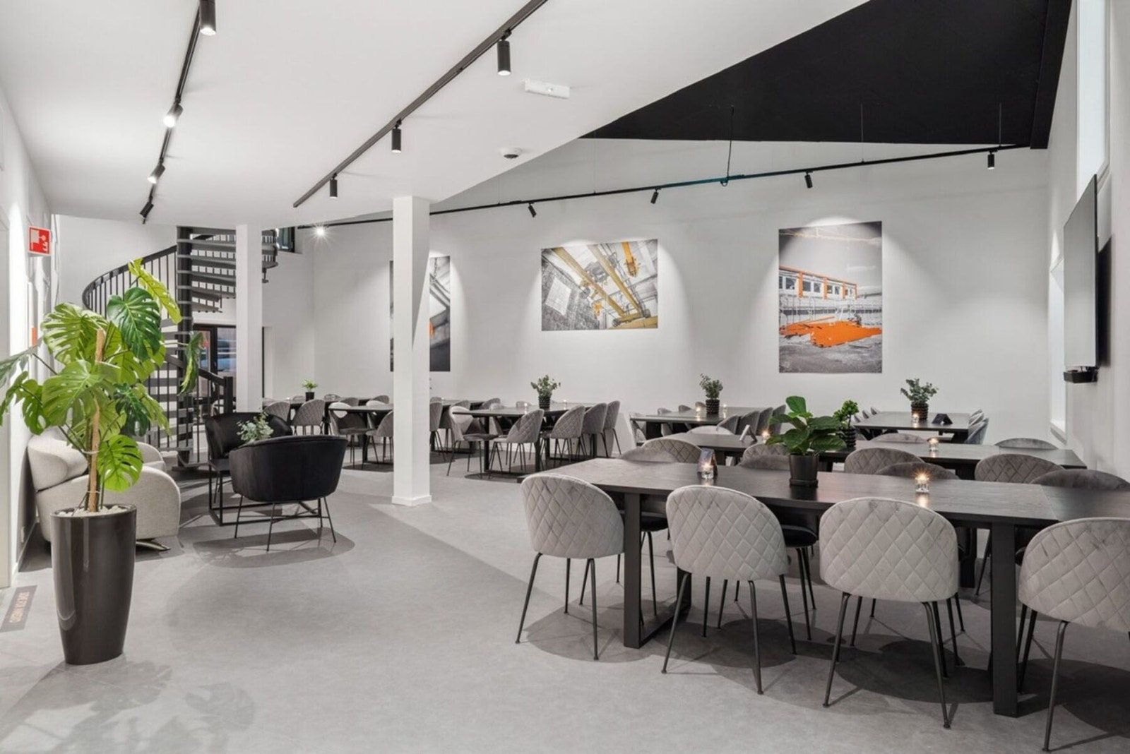 Her får du et godt utstyrt kjøkken, også med dekketøy. Galleribilde