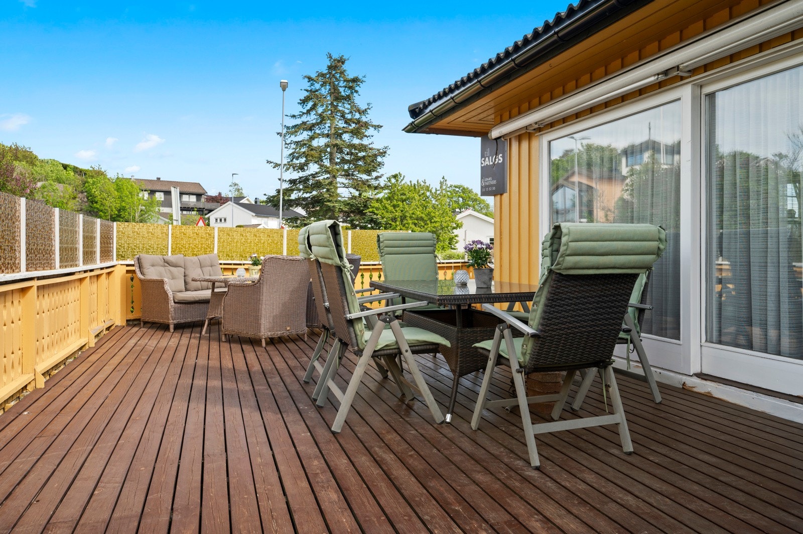 Terrassen har god plass til både utemøbler og grill. 2 Galleribilde