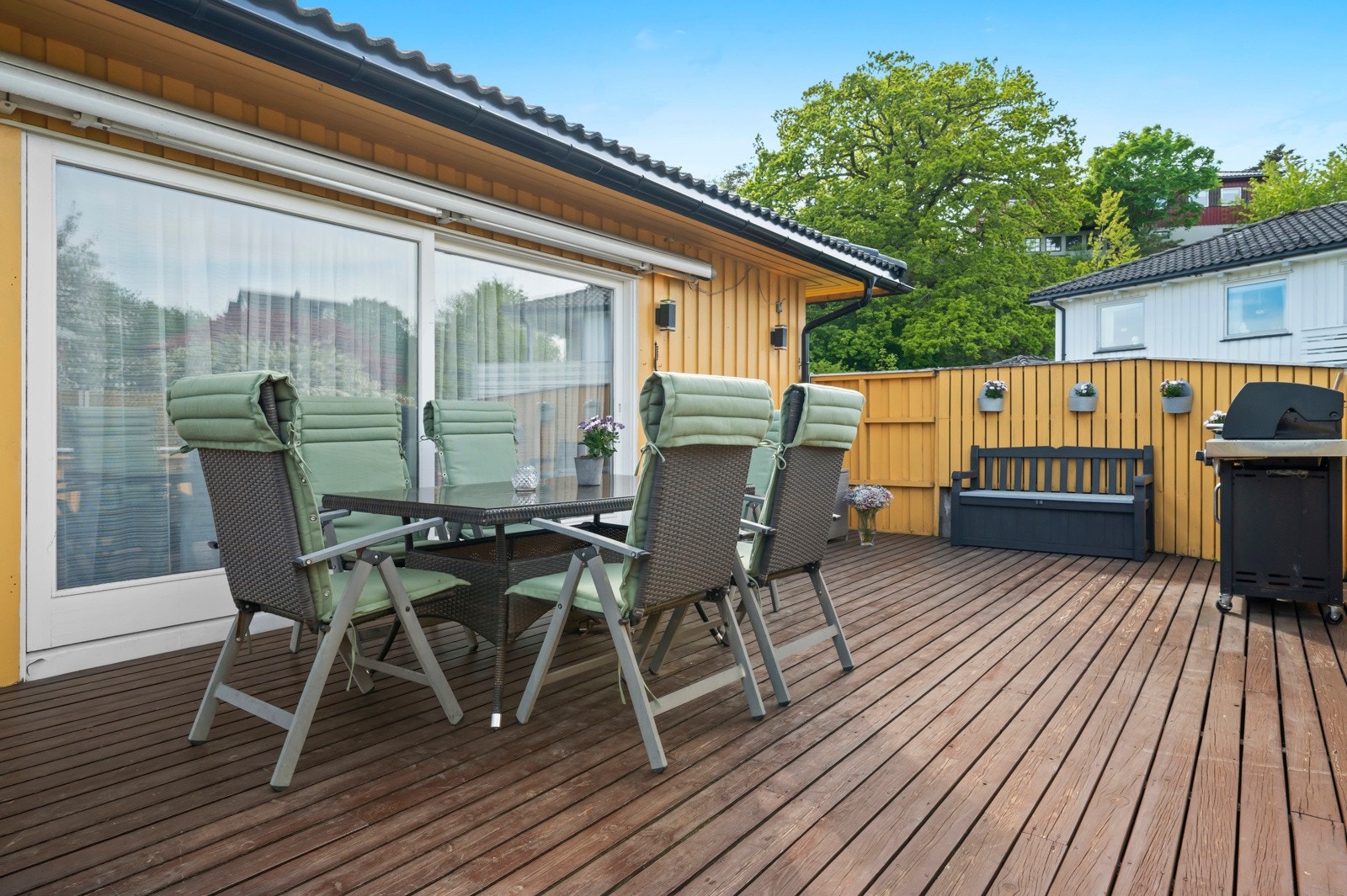 Sommerstid fungerer terrassen som en forlengelse av stua. Galleribilde
