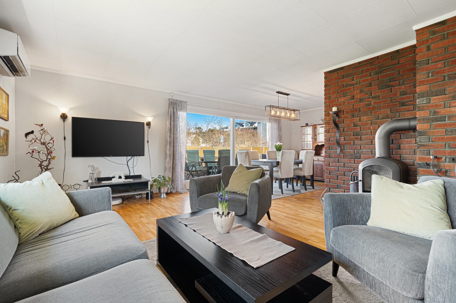 Det er god plass til flere sittegrupper i stua. Galleribilde