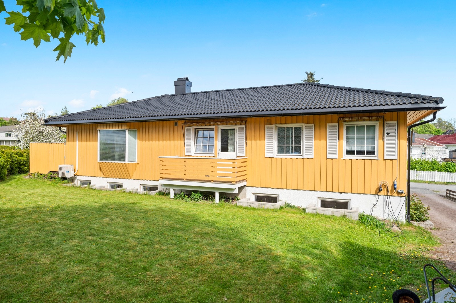Tomta er pent opparbeidet med en koselig hage med diverse beplantning. Galleribilde