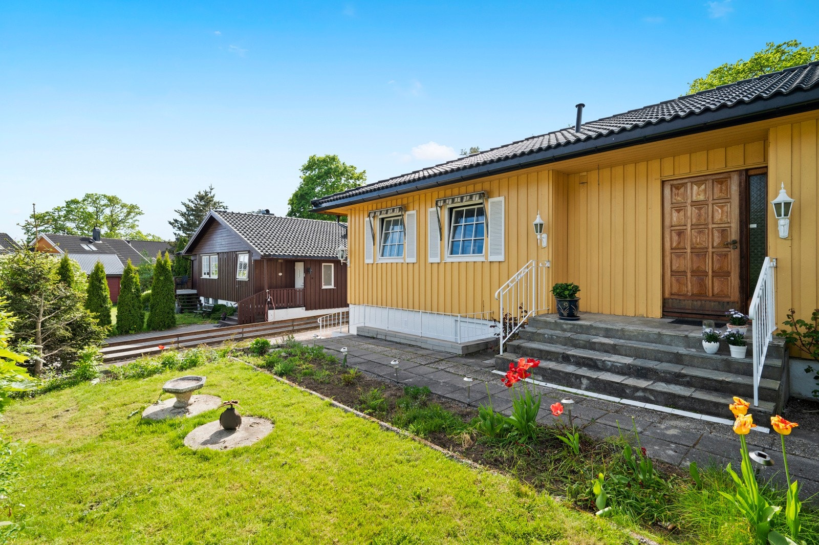 Inngangsparti. Det er også egen inngang til underetasje hvor det er mulig å etablere hybel. Galleribilde