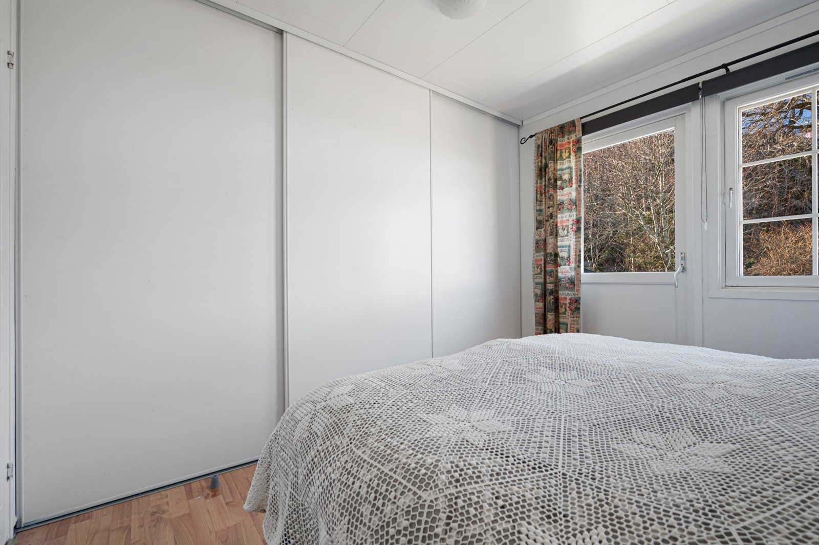 Hovedsoverommet har stor skyvedørsgarderobe. Galleribilde