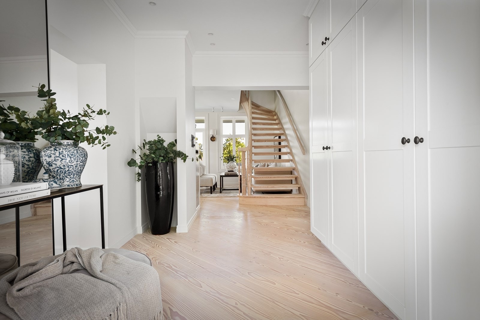 Entré med gode oppbevaringsmuligheter i stor garderobeløsning Galleribilde