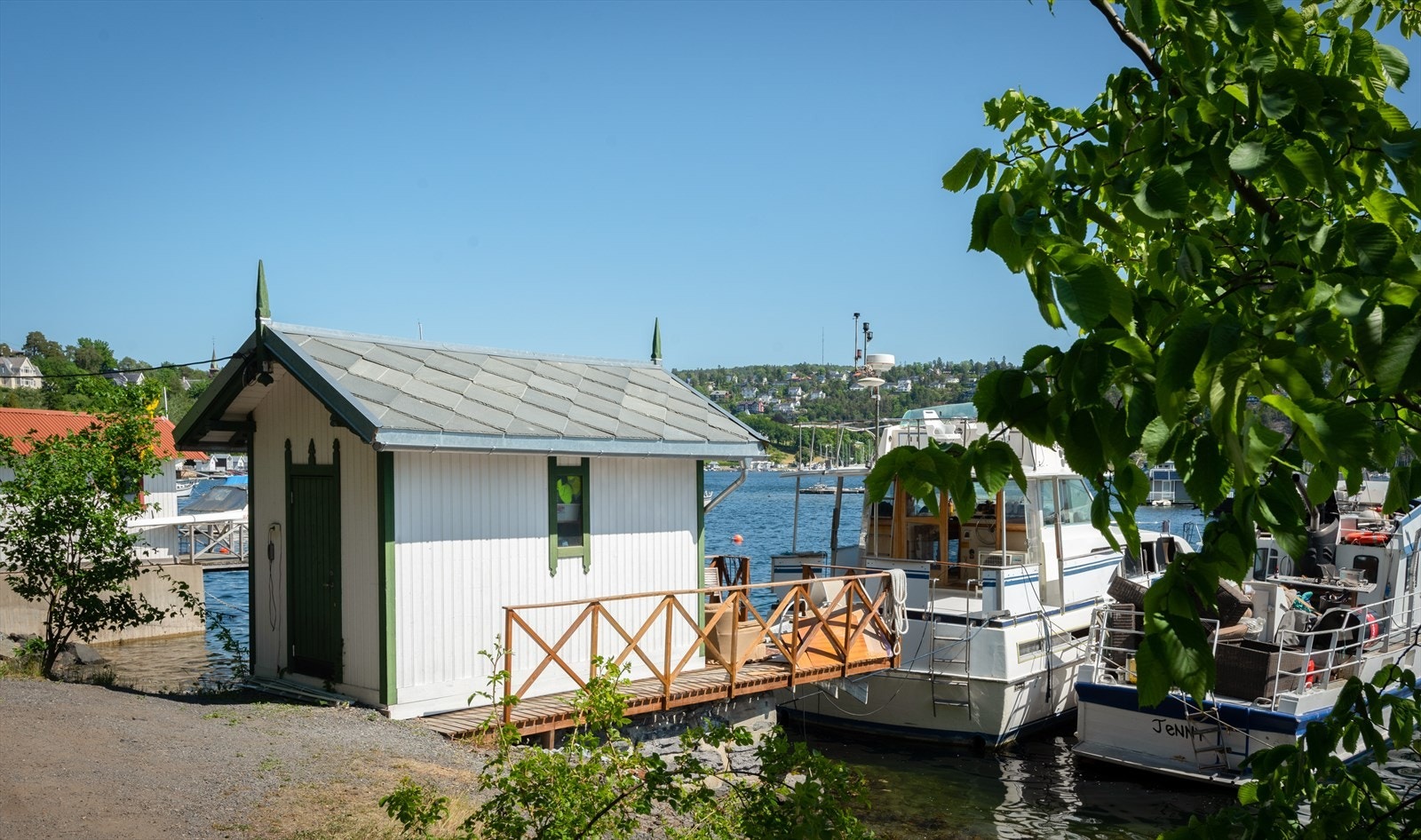 Kun få minutter fra boligen finner du boligens badehus. Badehuset er perfekt for lange, late sommerdager med tilhørende båtplass og strand Galleribilde