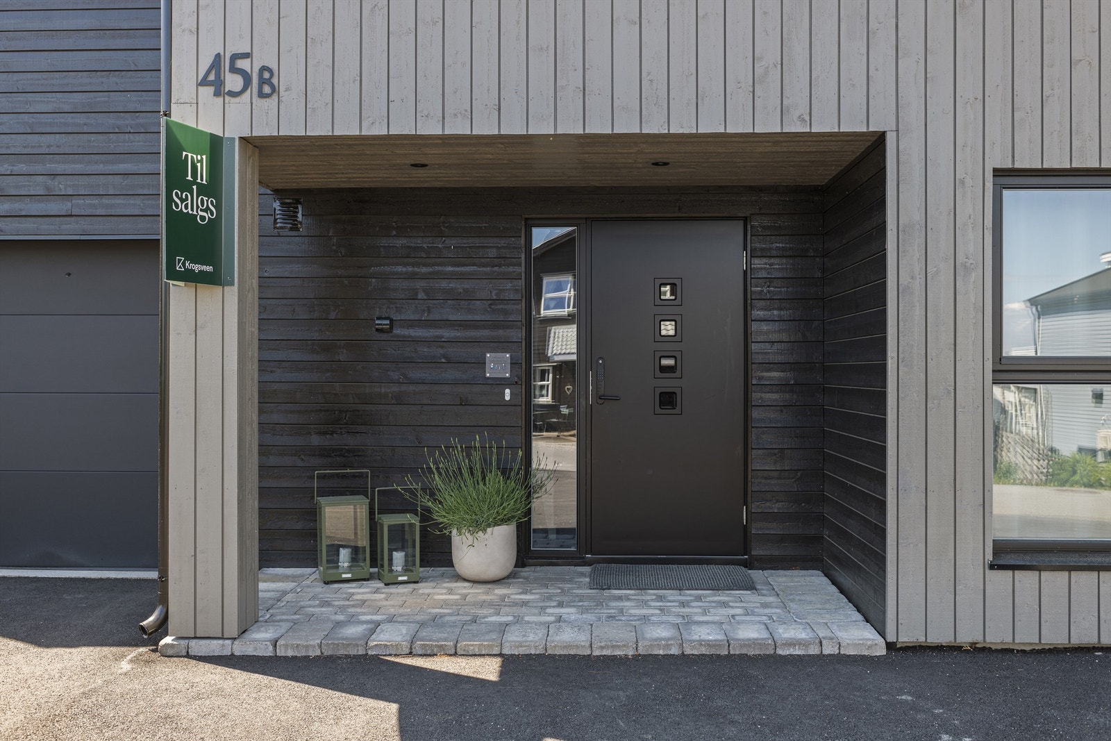 Overbygd inngangsparti med belysning og belegningsstein. Yale dørlås. Galleribilde