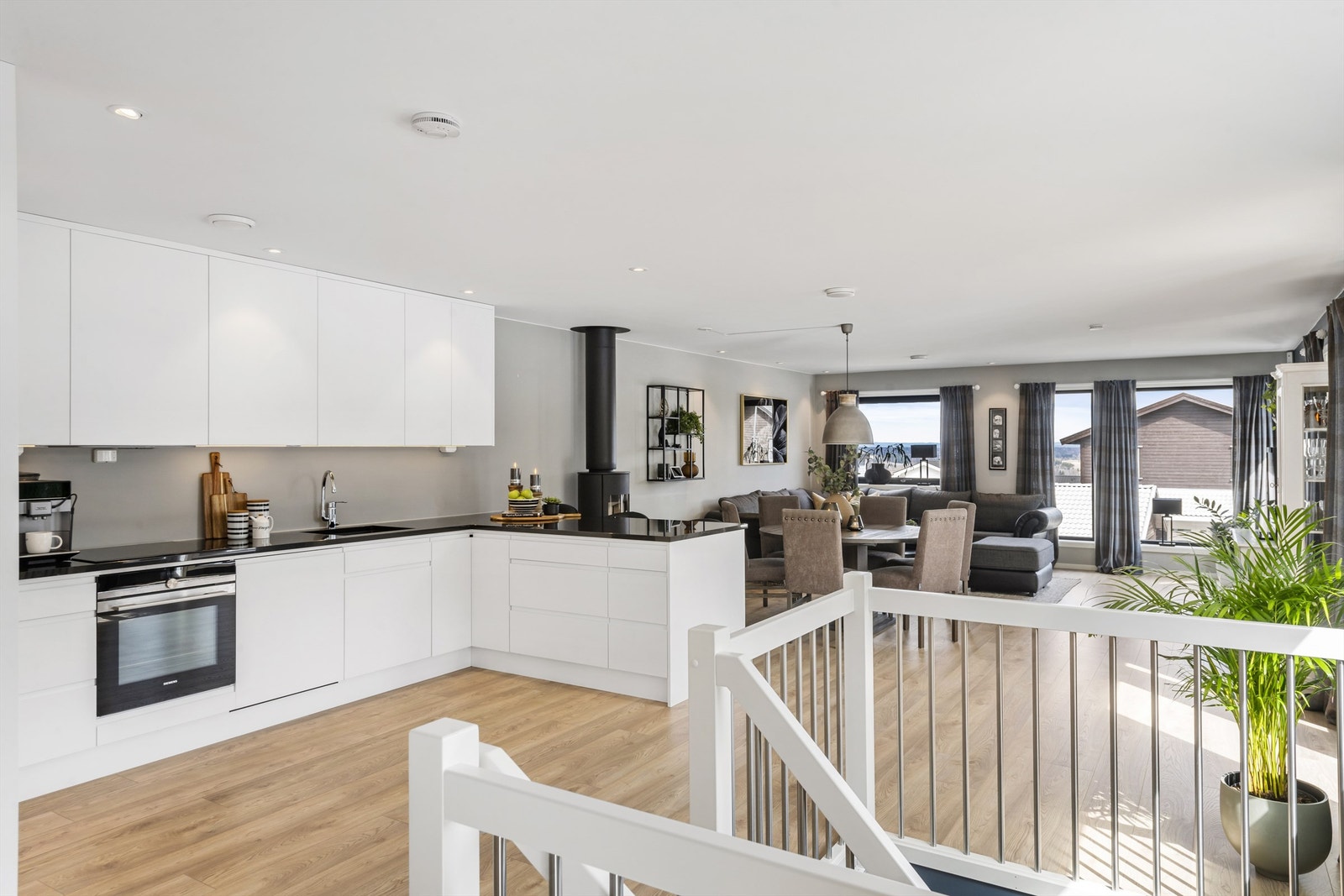 Boligens andre etasje preges av en åpen løsning med takhøye vinduer og godt med naturlig lys. Luftig utsyn. Galleribilde