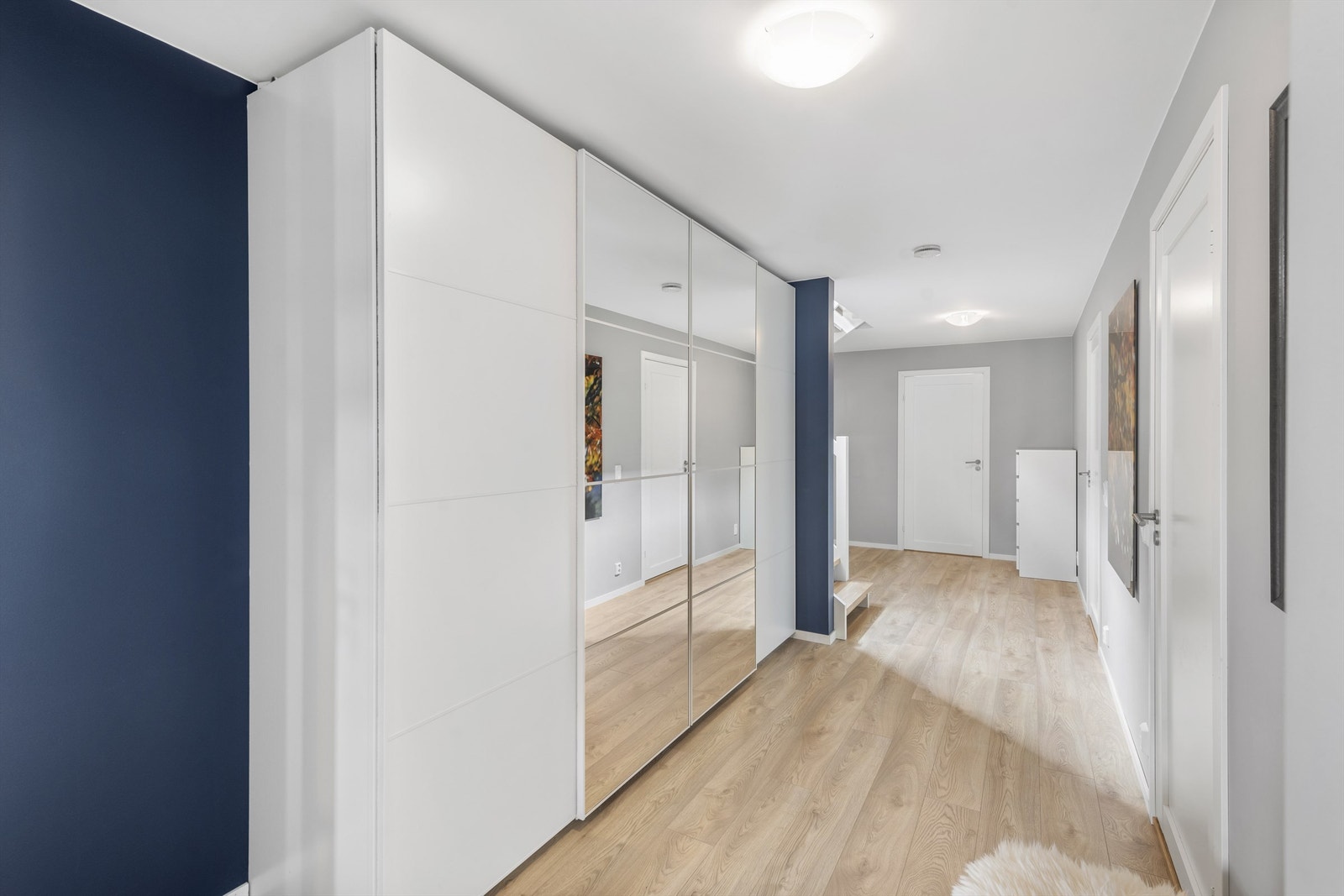 Gang mot soverom 4 og entré. Godt med skapplass. Galleribilde