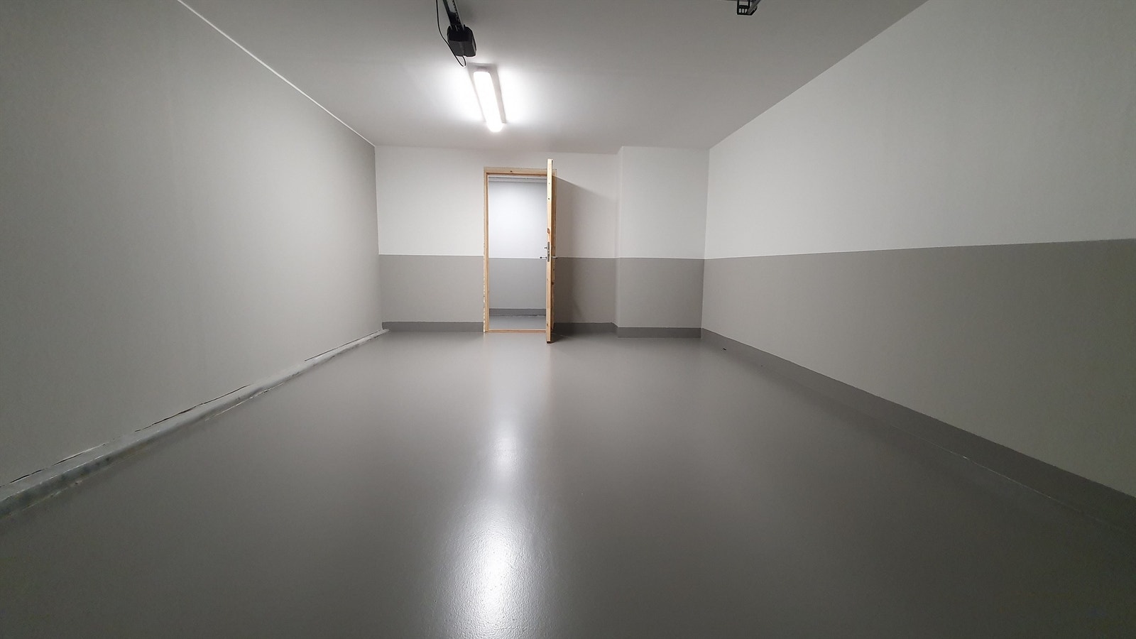 Garasje med bod i bakkant. Galleribilde