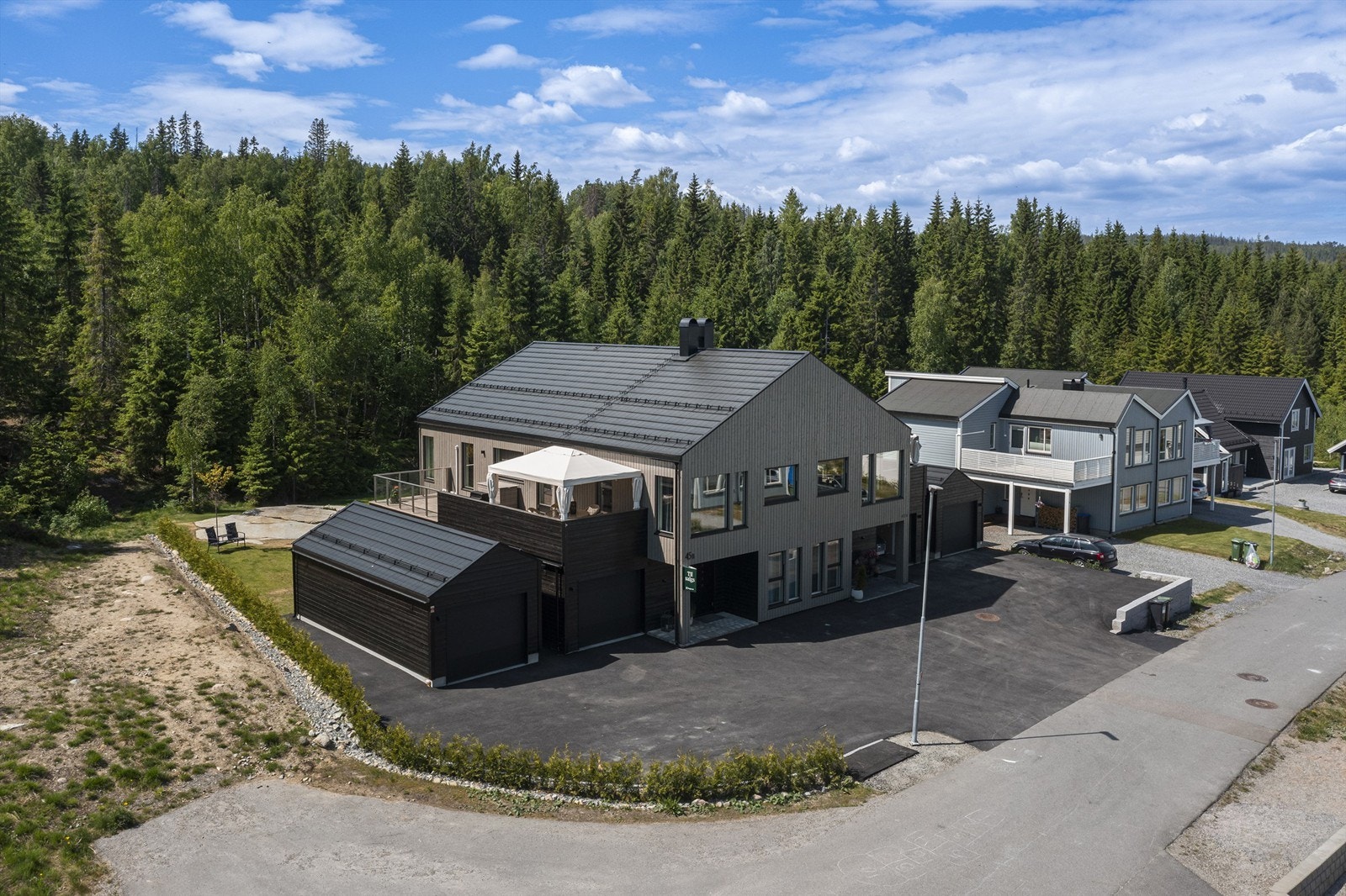 Parkering i to garasjer og godt med parkering på egen gårdsplass. Asfaltert i 2022 Galleribilde