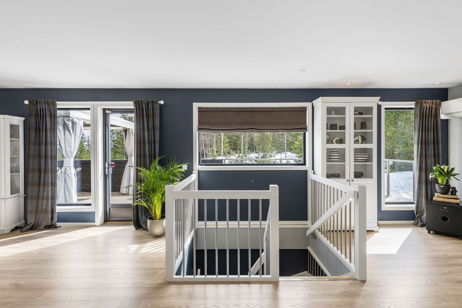 Store og mange vindusflater. Fra stuen er det direkte utgang til boligens takterrasse som blir en naturlig forlengelse av stuen på sommertid. Galleribilde