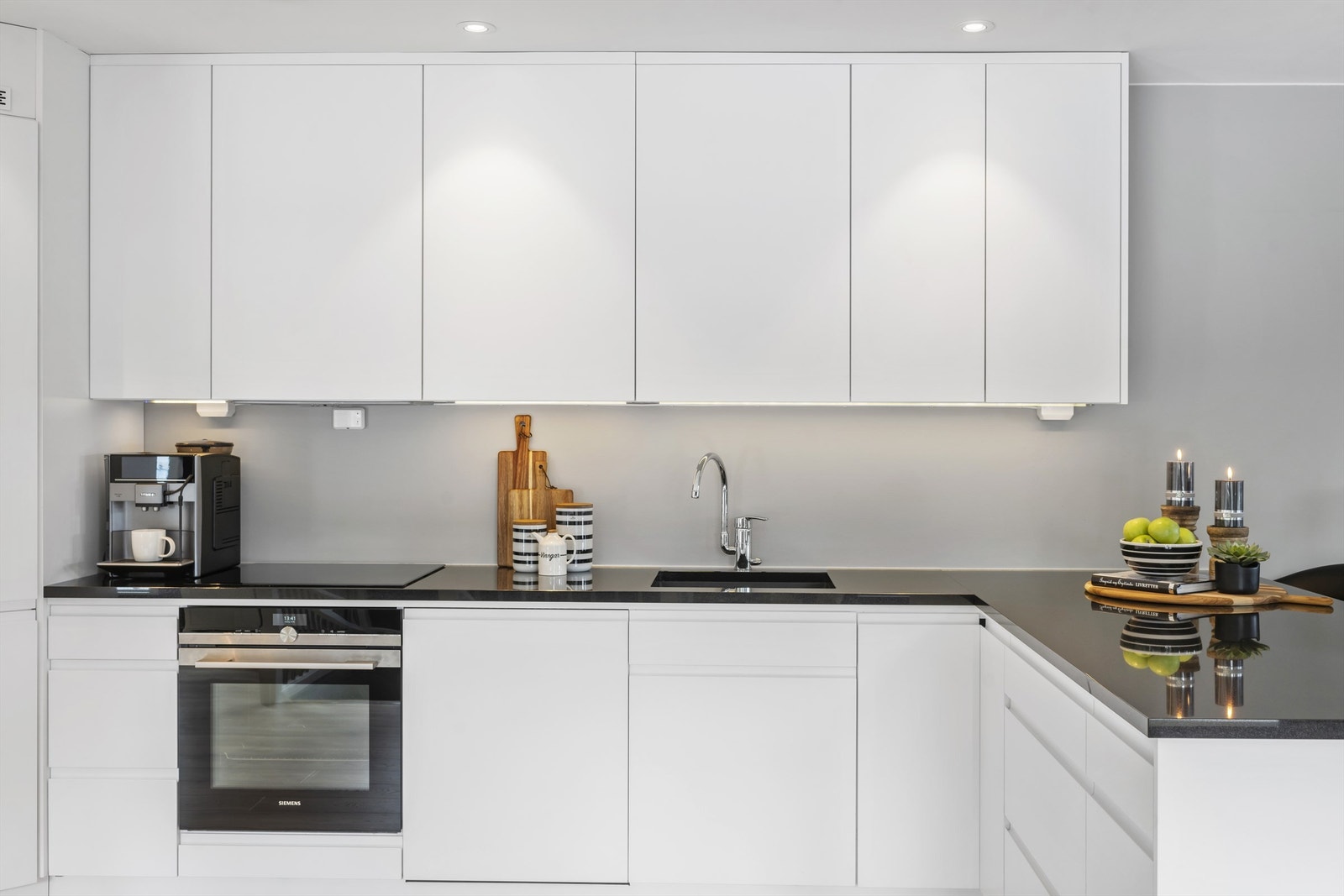 Kjøkkeninnredning fra K-design og godt med integrerte hvitevarer som medfølger salget. Påkostet benkeplate av sort granitt. Galleribilde