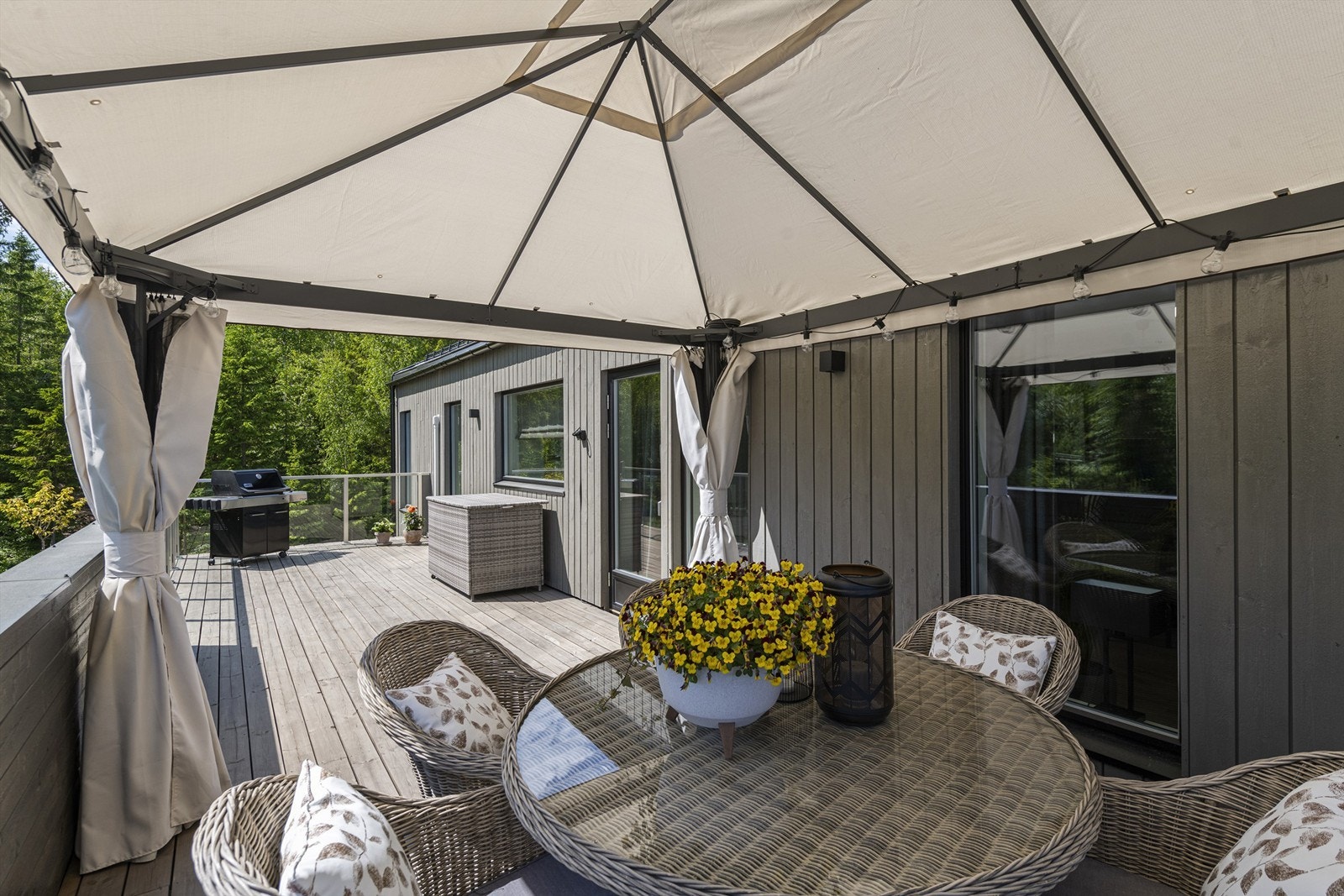 Her sitter du rolig og uten innsyn. God plass til flere sittegrupper og grill. Galleribilde