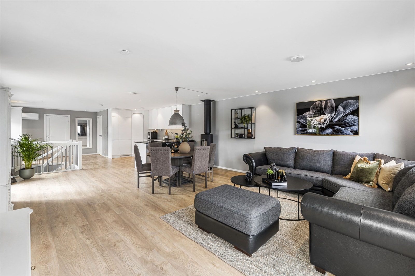 Åpen kjøkken- og stueløsning med god plass til stort spisebord. Godt med spotter. Galleribilde