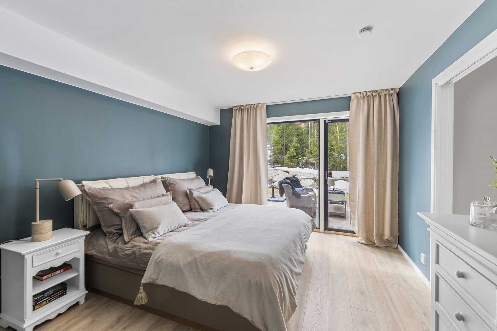 Hovedsoverom med direkte utgang til hagen og utsyn til skogen. Galleribilde