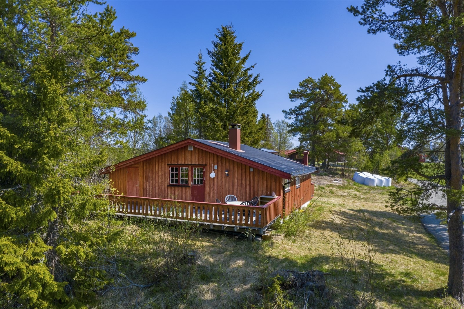 Stor terrasse med inngang til stuen. Galleribilde
