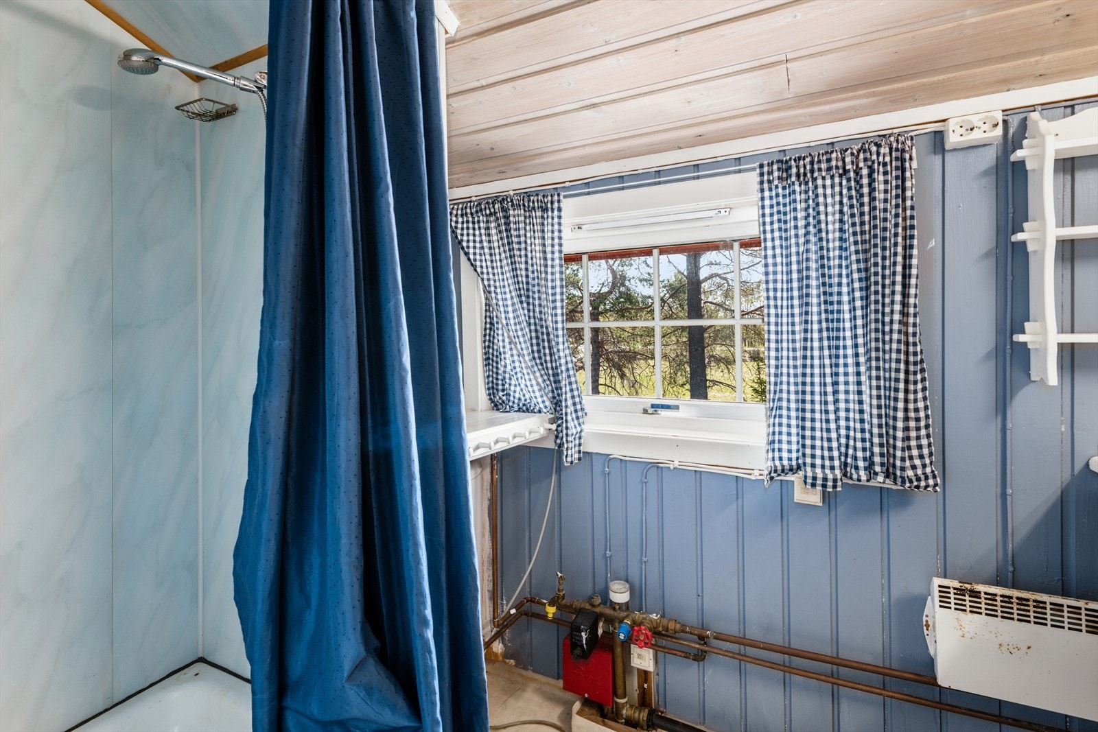 Dusjhjørne med fast bunnplate og baderomsplater i dusjsone. Galleribilde