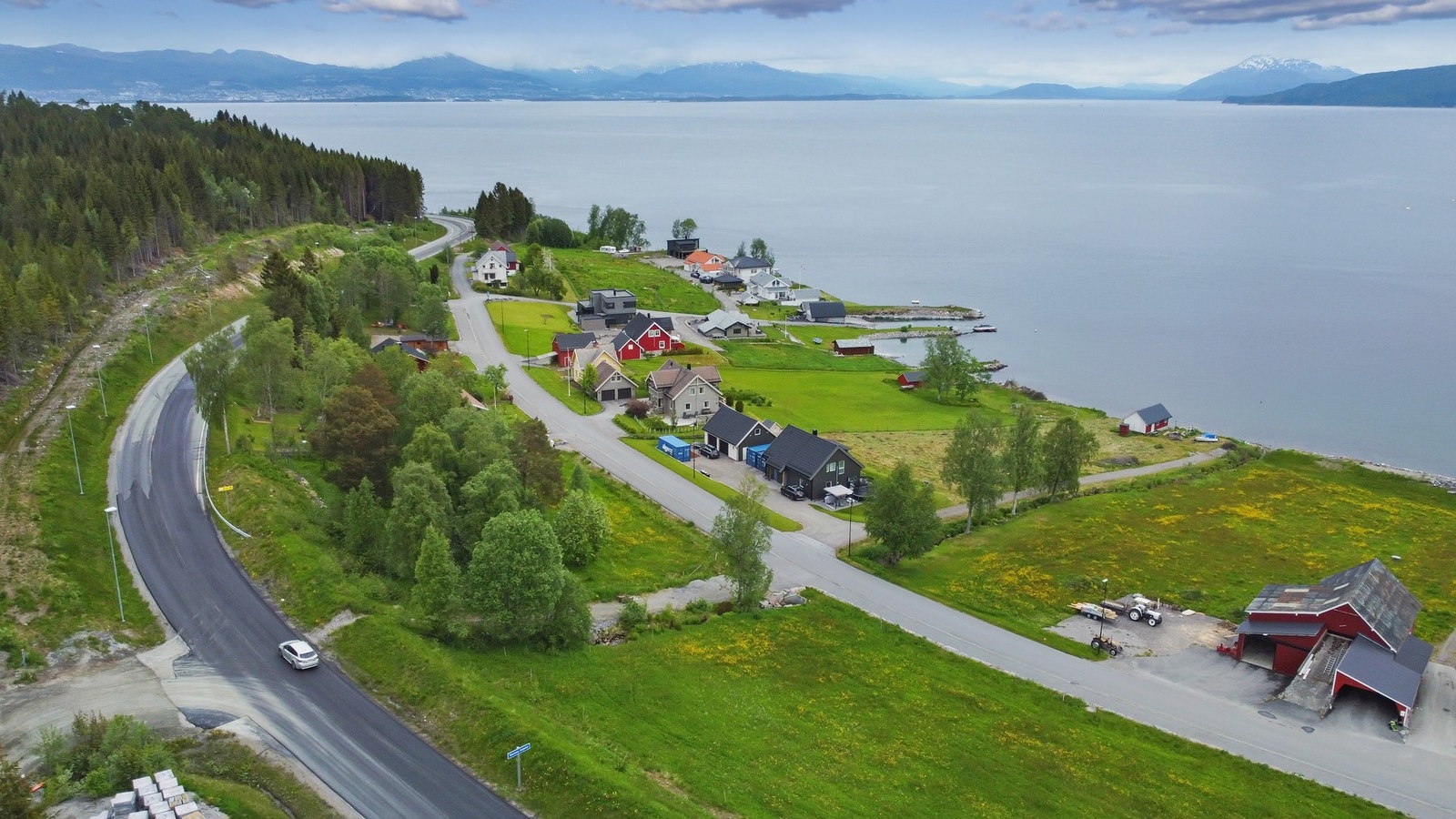Sjønær beliggenhet med morgensol Galleribilde