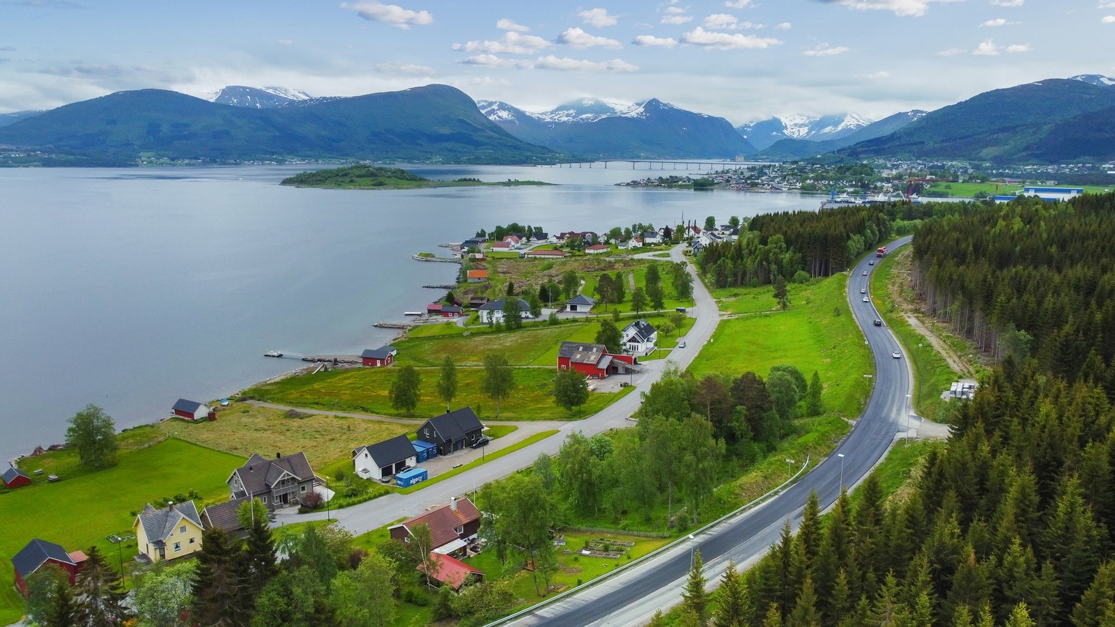Kort vei til Vestnes sentrum Galleribilde