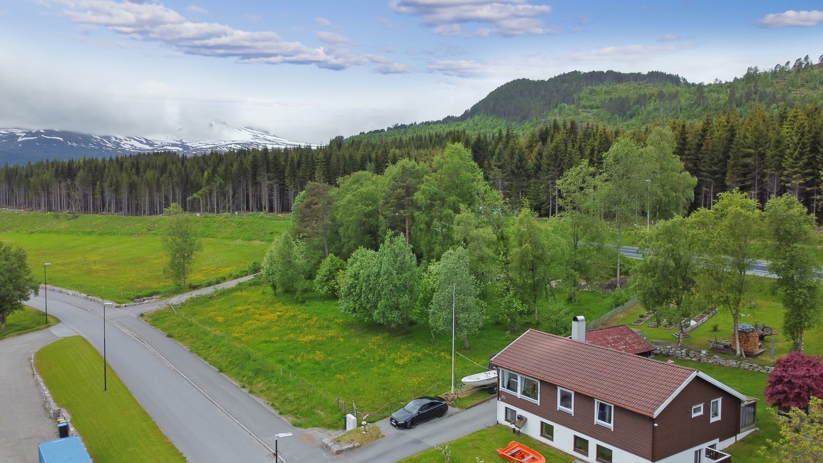 Tomten er på 3028 m2 Galleribilde