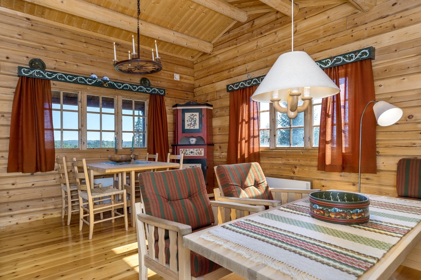 Romslig stue med røstet tak. Galleribilde