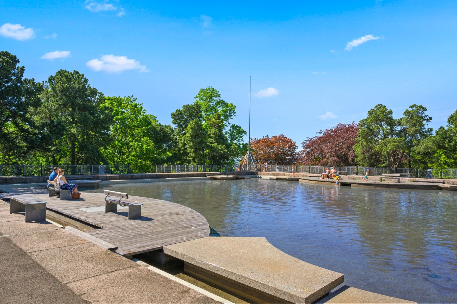 I Kampen park vil du også finne et basseng, bordtennisbord, drikkefontene og flere bord og benker! Galleribilde