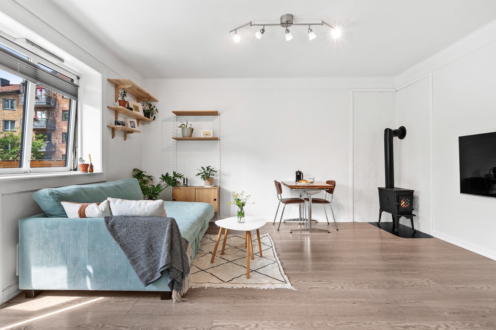 Stuen har en god størrelse hvor du har godt med plass til stor sofa, oppbevaringsmøbler og spisebord med tilhørende møblement. Galleribilde