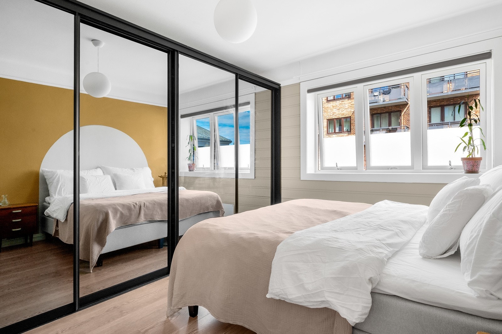 Rikelig med oppbevaringsplass i skyvedørsgarderoben som dekker hele den ene veggen. Galleribilde