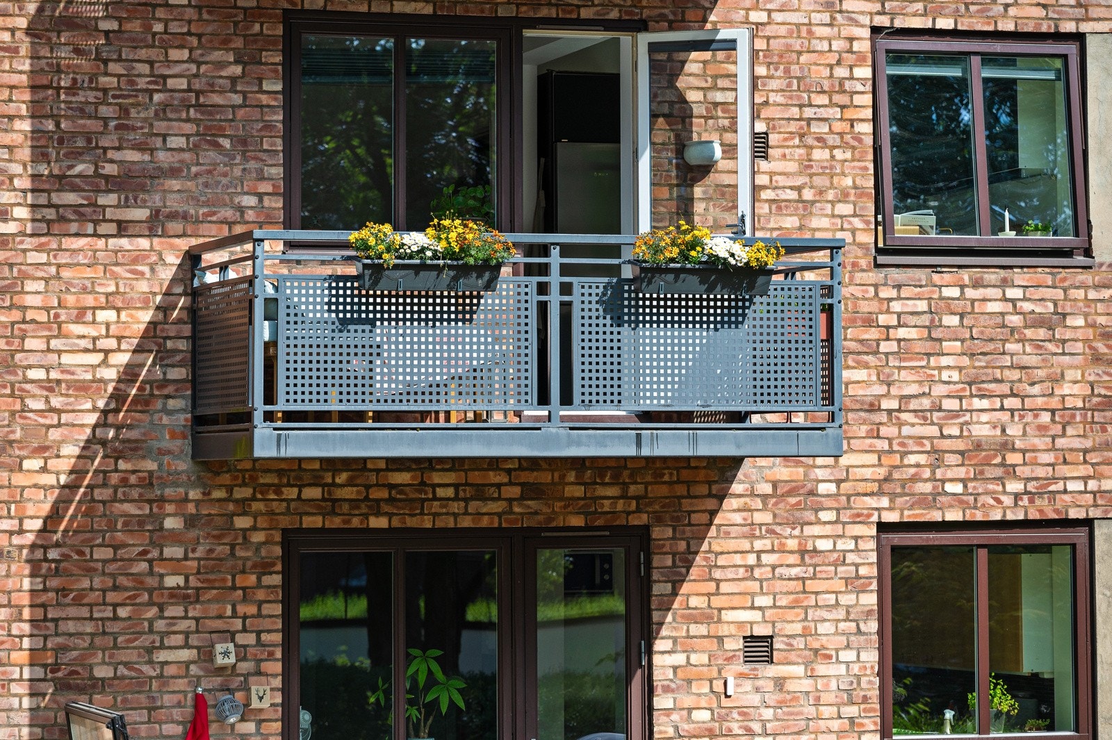 Leiligheten ligger supert til i blokken, hvor den vestvendte balkongen vender ut mot aksjelagets frodige bakgård. Galleribilde