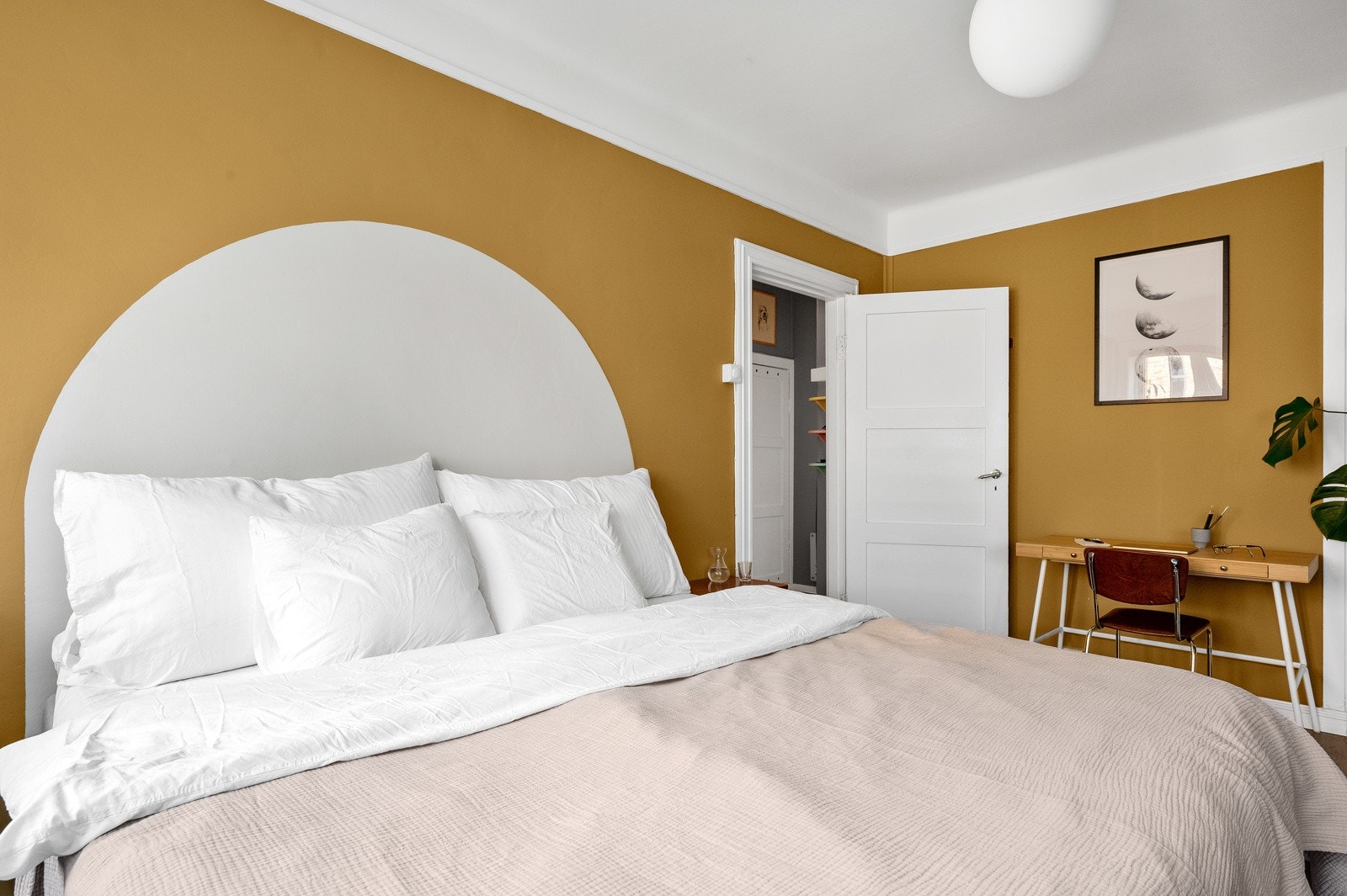 Leilighetens soverom har en veldig fin størrelse, hvor du har plass til både stor dobbeltseng og kontorhjørne. Galleribilde