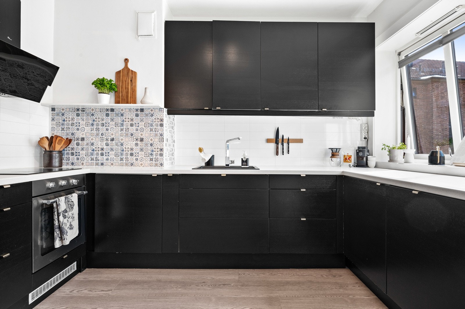 Lekkert kjøkken fra 2017 med god skap- og benkeplass, og fine arbeidsflater. Galleribilde