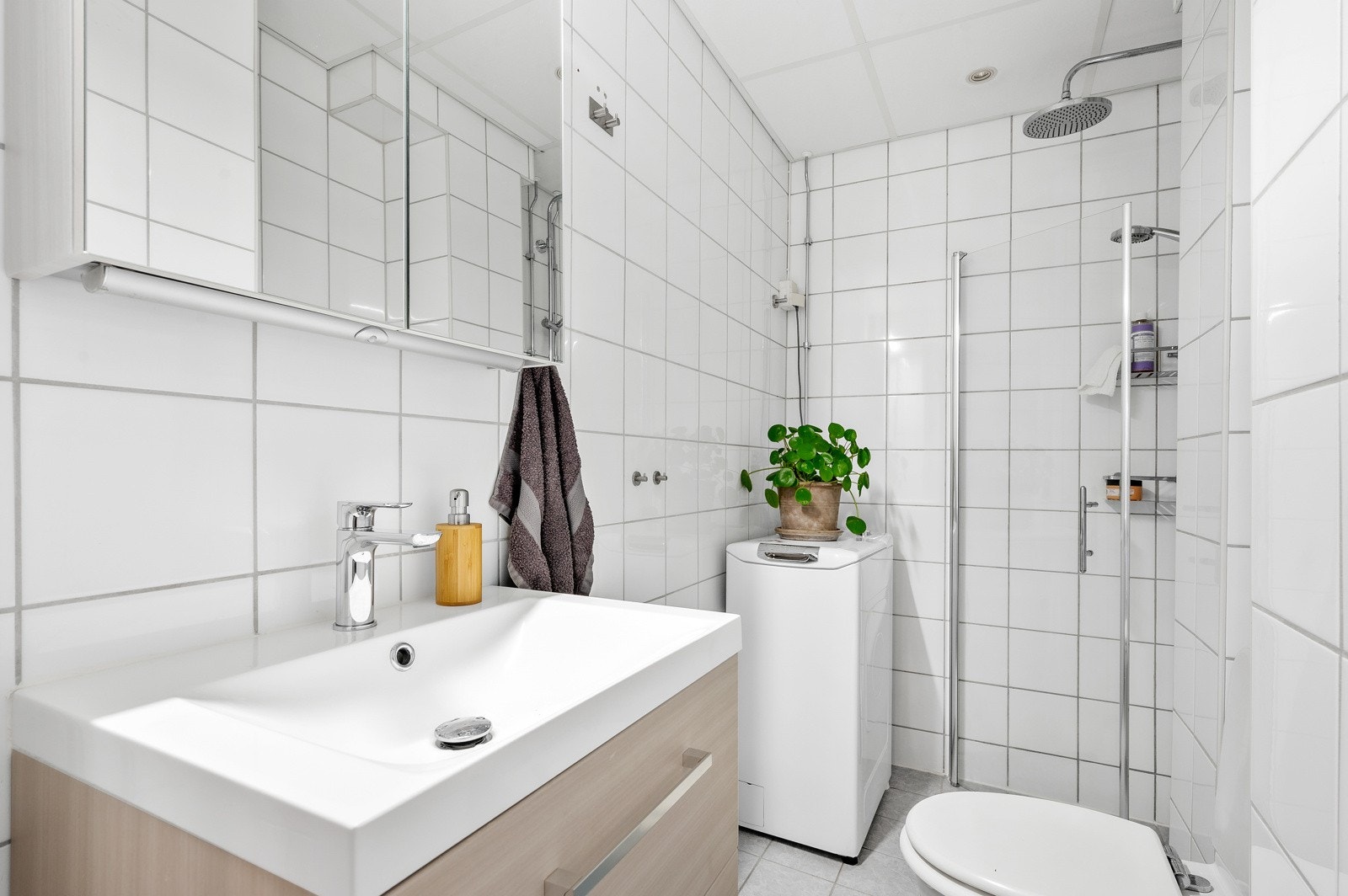 Badet er pusset opp i 2005 med flislagte gulv og vegger, samt gulvvarme, downlights og opplegg for vaskemaskin. Galleribilde