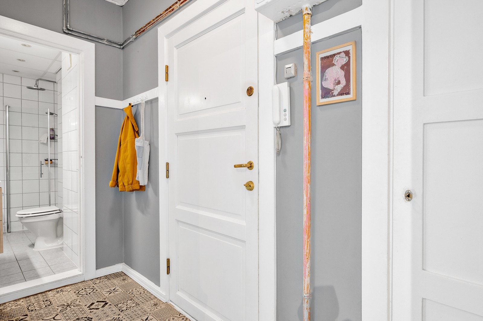 Det er god plass til oppbevaring av sko- og ytterbekledning i entré. Galleribilde