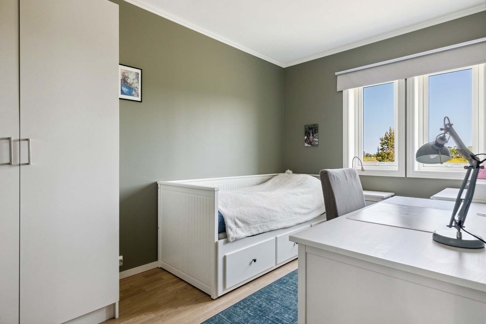 Soverommet har god plass til skrivebord og garderobeløsning. Galleribilde